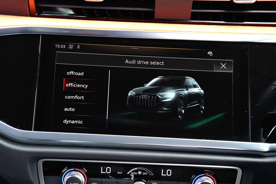 Детали интерьера Audi Q3 40 TDI Quattro Advanced 2018 года  (UK) (фото 9 из 17)